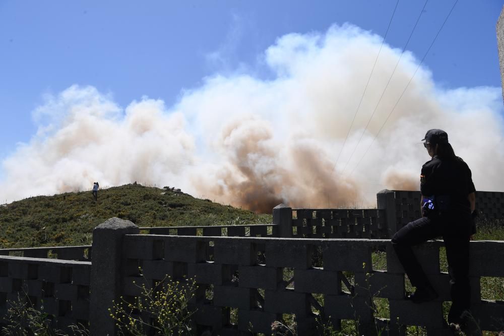 El humo se ha podido ver desde varios puntos de la ciudad. Se han visto afectadas entre cinco y seis hectáreas.