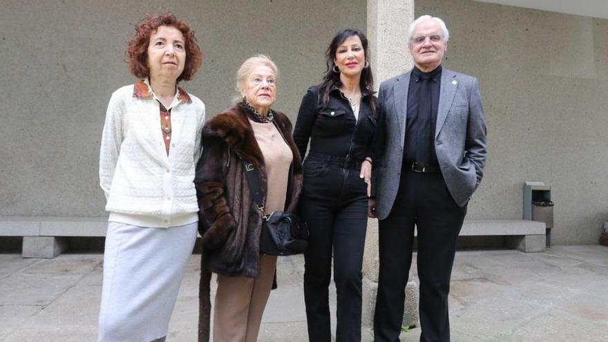 A directora da sección de Literatura da RAG, Marilar Aleixandre; a nai e a irmá de Luísa Villalta, María Gómez e Susana Villalta; e o director da RAG, Víctor F. Freixanes. |  // IAGO LÓPEZ