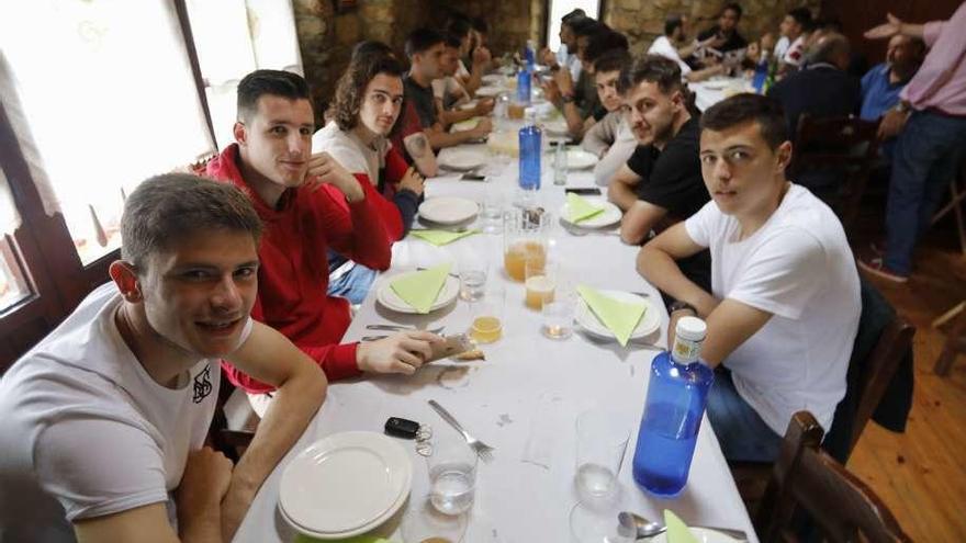 El filial celebra su comida de final de temporada en Casa Yoli