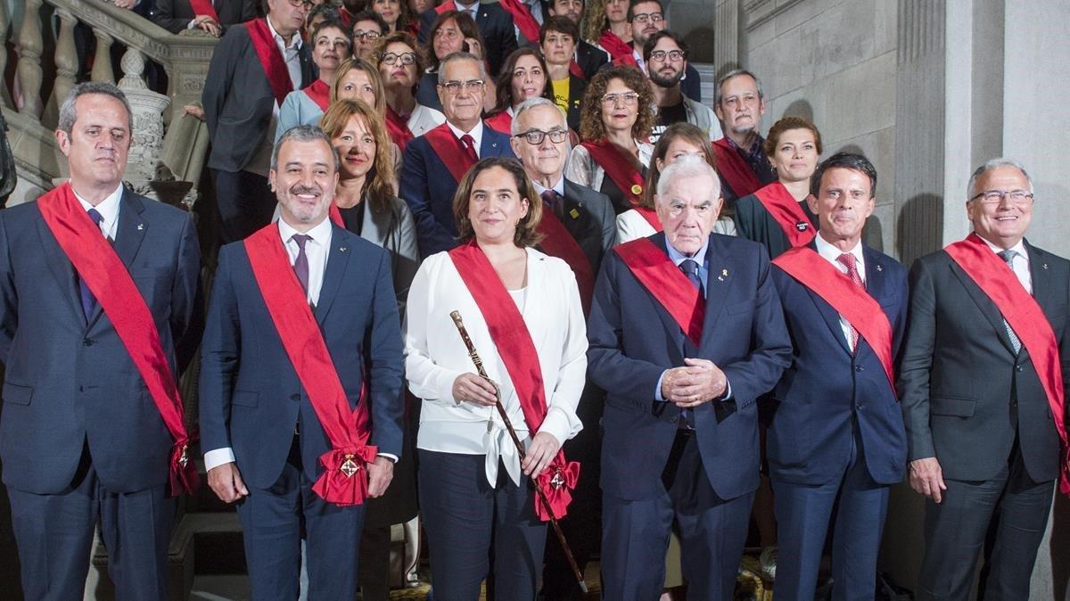 Ada Colau y el resto de ediles posan en la escalera del Ayuntamiento de Barcelona.