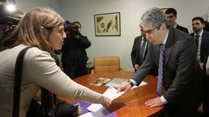 Una funcionària del Tribunal Suprem li ha entregat una còpia de la sentència.