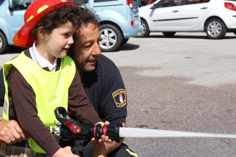 Visita de las teresianas a los bomberos