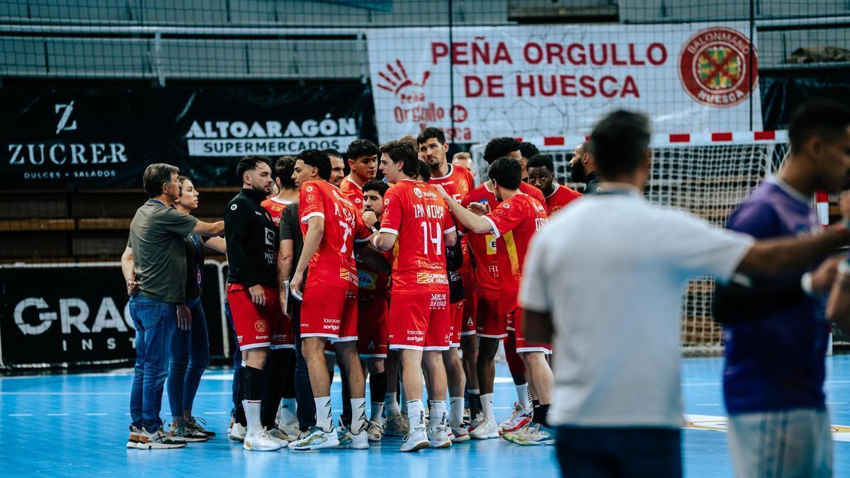 Los jugadores del Bada Huesca se conjuran antes de un partido esta temporada.