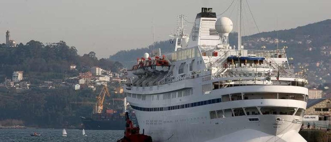 El &quot;Athena&quot;, ahora &quot;Astoria&quot;, en una anterior visita a Vigo. // FdeV