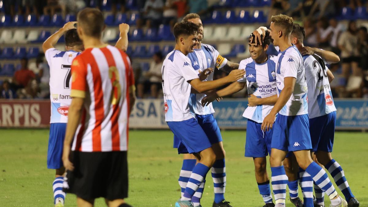 Los jugadores del Alcoyano celebran el tanto marcado al Hércules en pretemporada, en El Collao.