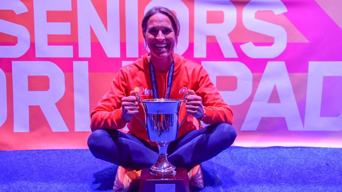 Lorena Figueres Alario, con el trofeo y la medalla de campeona del mundo