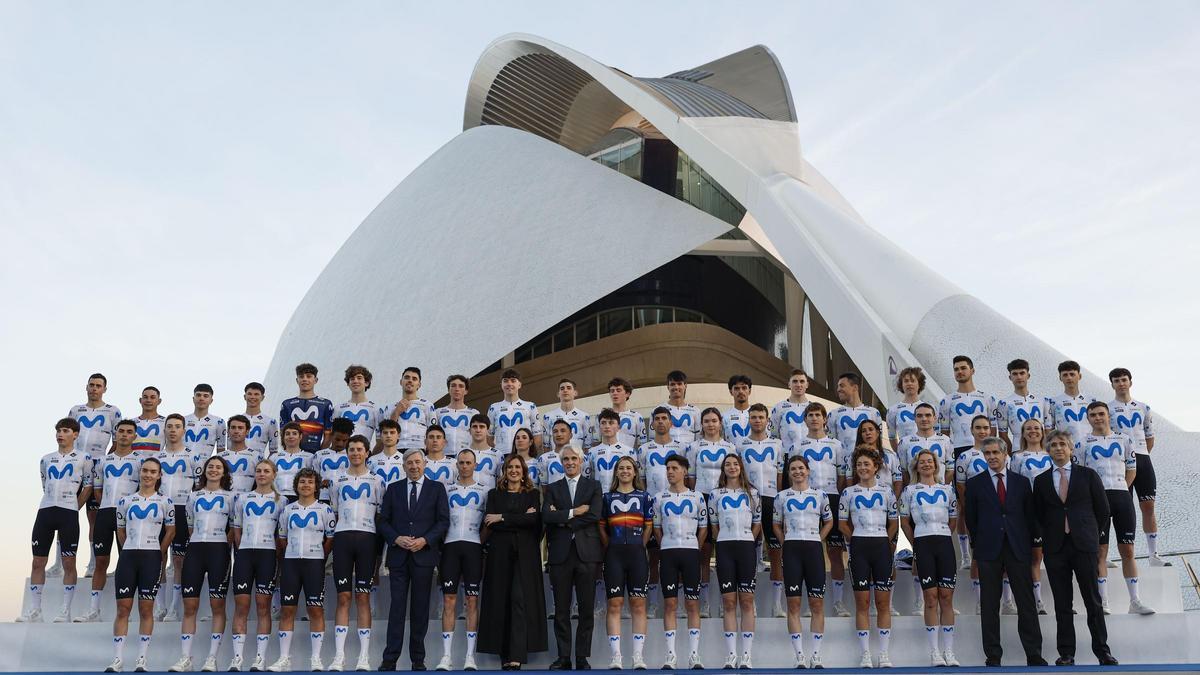 El Movistar Team posa frente al Palau de les Arts
