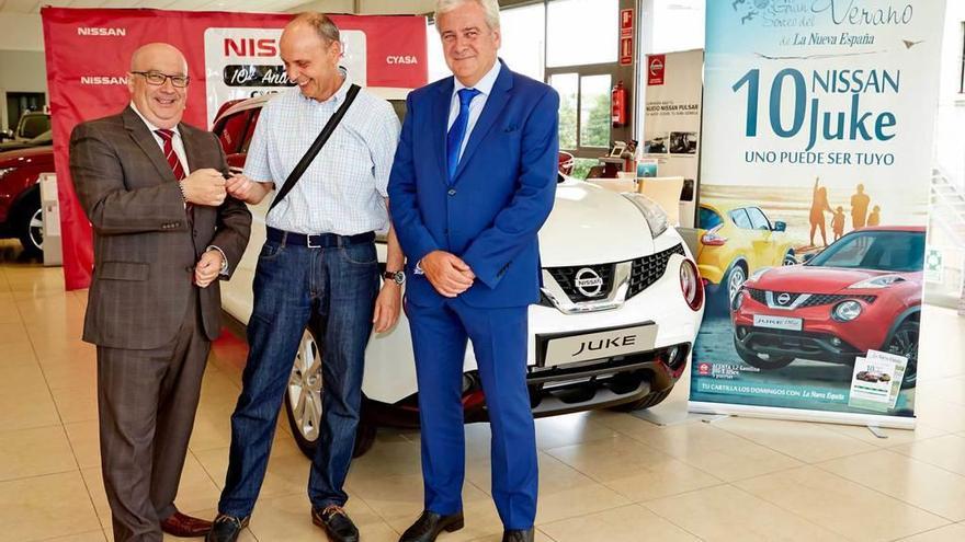 Por la izquierda, Miguel Ángel González, gerente de Cyasa; Julio Fernández, ganador del Nissan Juke de esta semana, y Eduardo Suárez, gerente de LA NUEVA ESPAÑA.