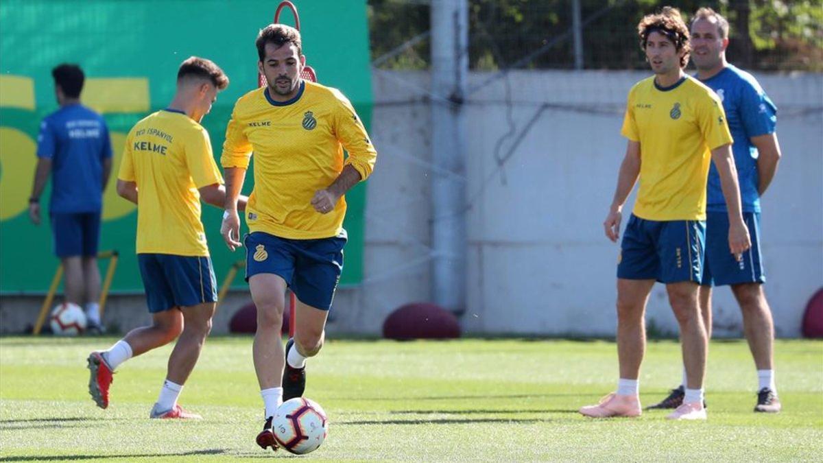 Víctor Sánchez en un entrenamiento con el Espanyol