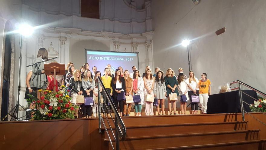 Trabajadores sociales, hoy, en el acto celebrado en el Convento de Santo Domingo, en Teguise.