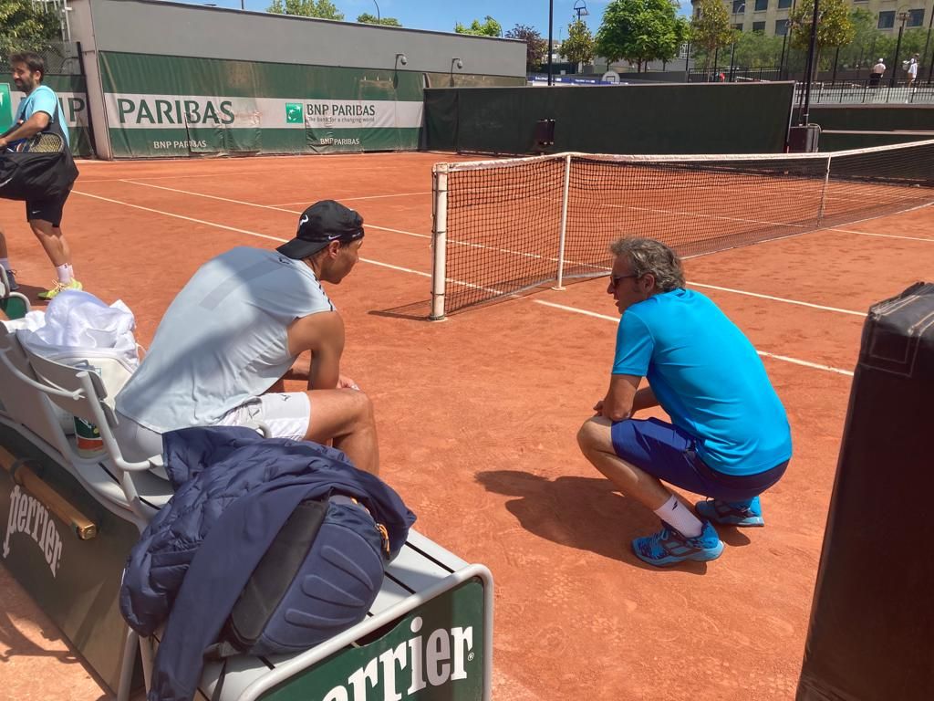 Nadal conversa con Francis Roig, al final de su entreno.