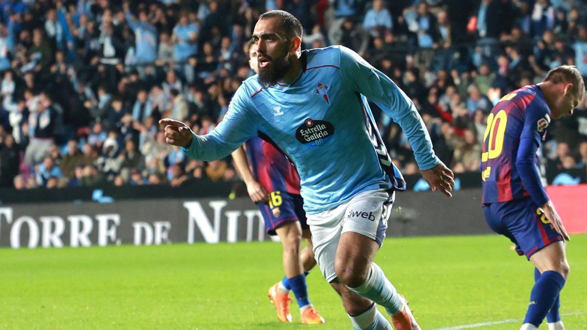 Borja Iglesias celebra un gol al Barça.
