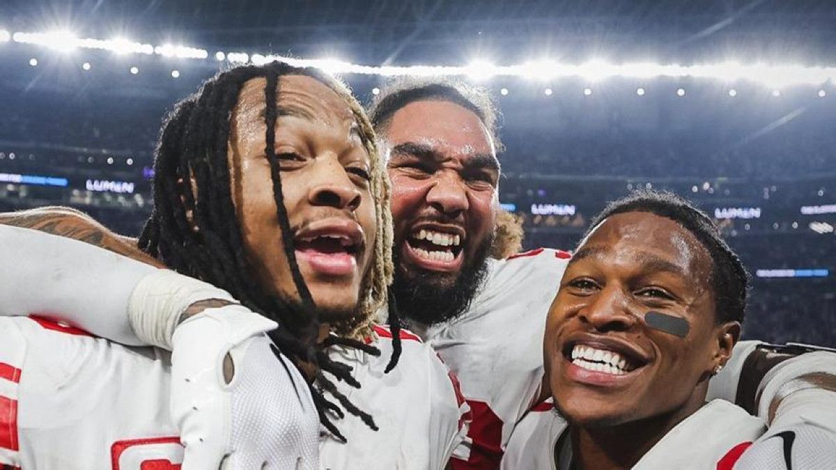 Los jugadores de los Giants se abrazan para celebrar su victoria