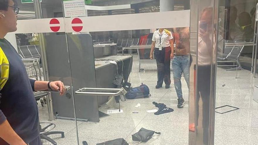 VÍDEO | Un pasajero amenaza a varios trabajadores del aeropuerto de Palma