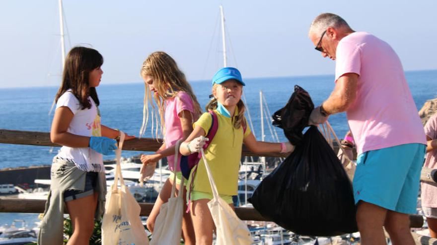 150 voluntaris recullen brossa de paratges naturals de Palamós i Sant Feliu de Guíxols