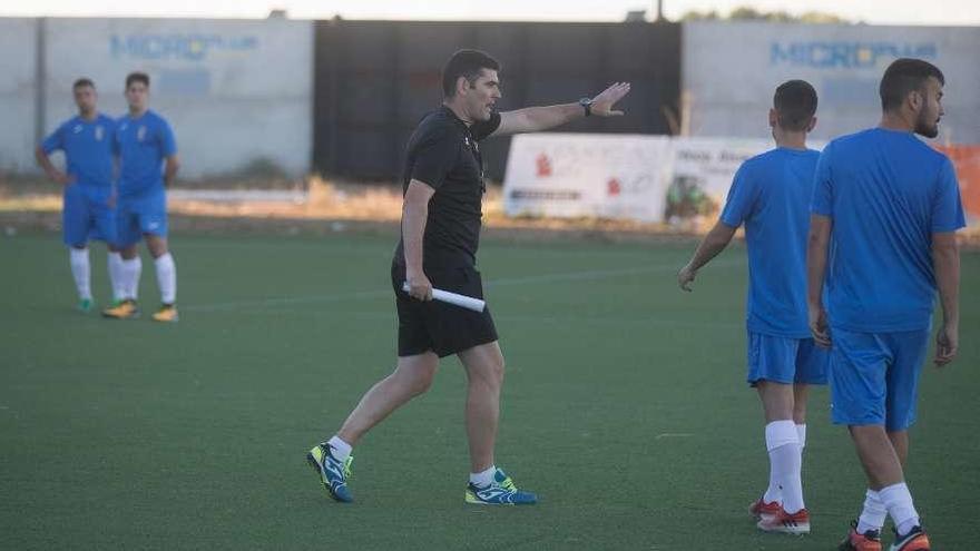 Mario Prieto da instrucciones a sus jugadores durante un entrenamiento.