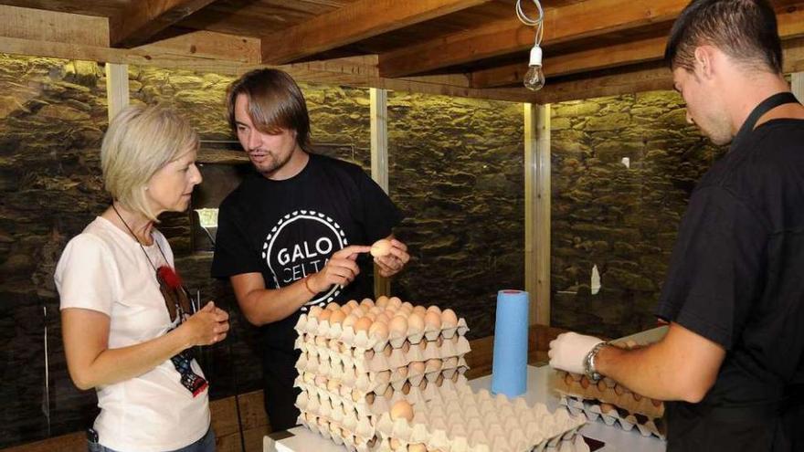 David Sueiro, presidente de Vicogalo, y Covadonga Toca durante la visita. // Bernabé/ Javier Lalín