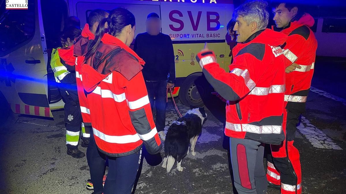 Los bomberos rescatan a un hombre que se quedó atrapado con su perro en su coche, en la rambla Cervera de Benicarló.