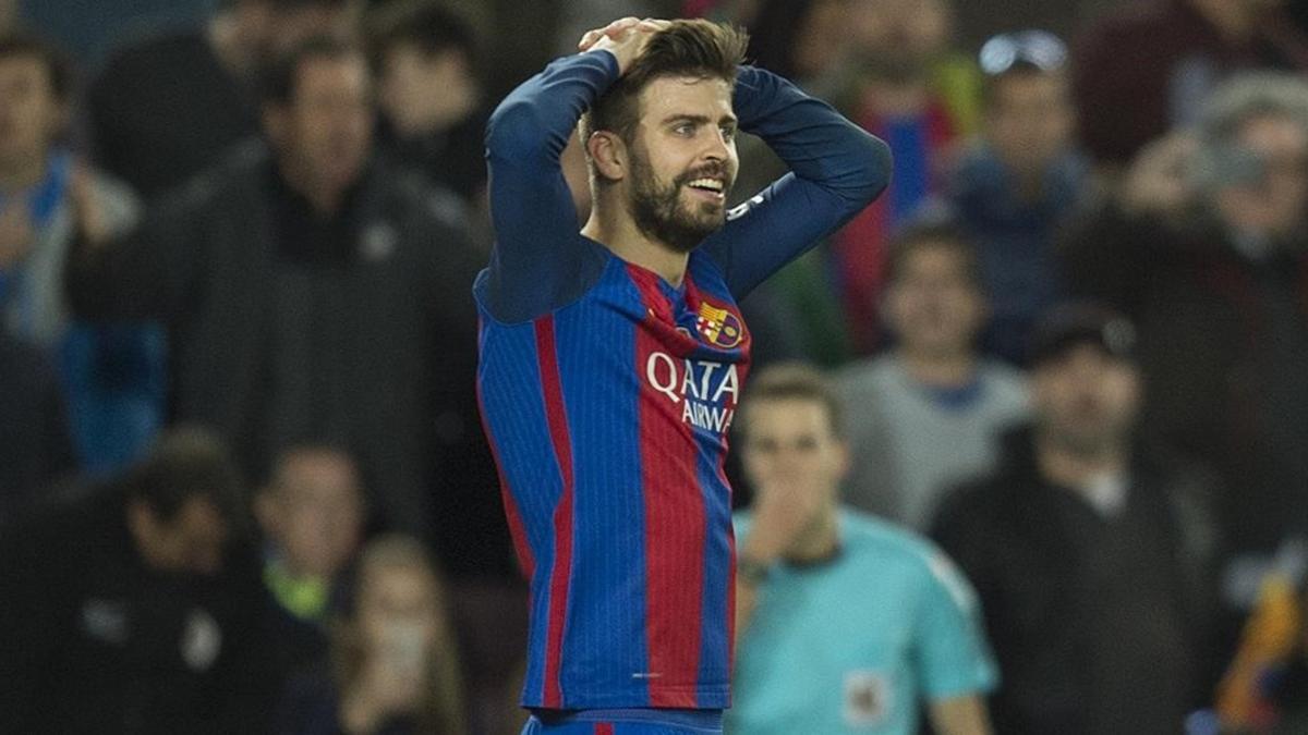 Gerard Piqué se lamenta de una ocasión fallida en el partido ante el Málaga.