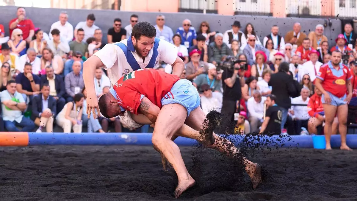 Canarias visibiliza en Madrid la "nobleza" de su pueblo con una primera Gran Luchada oficial