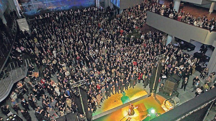 Una pizca de Luz para la ceremonia inaugural. Luz Casal cantó ante 1.500 personas el bolero &quot;Piensa en mí&quot; y también el tema &quot;Un nuevo día llegará&quot; en el bautizo del Auditorio. Fue la antesala del concierto que puso la guinda al estreno con un repertorio completo desde sus inicios hasta el último disco. // R. Grobas