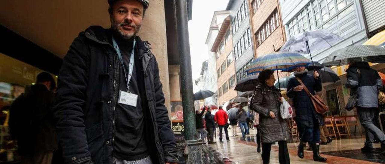 David Estévez, ayer, bajo los arcos de la plaza del Fontán.