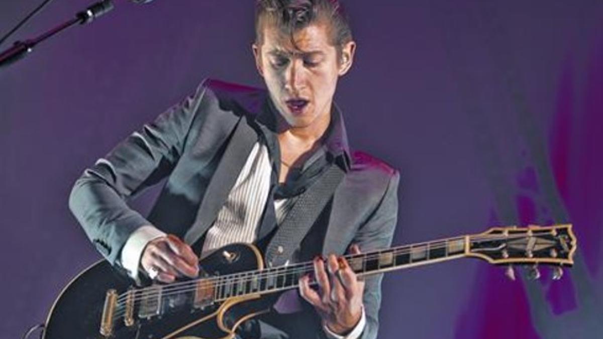 Alex Turner, durante su actuación anoche en el Palau Olímpic de Badalona.