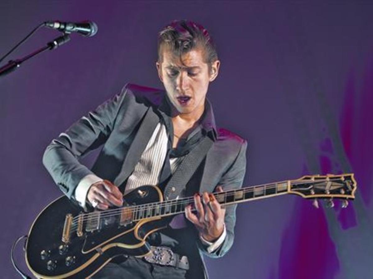 Alex Turner, durant la seva actuació ahir a la nit al Palau Olímpic de Badalona.