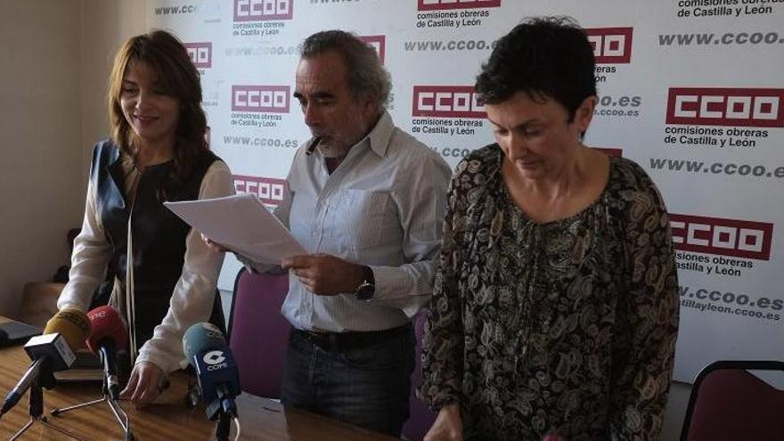 Ana Rosa Rivas, Jaime Redondo y Marisa Fiz tras la rueda de prensa.