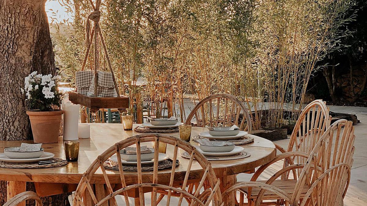 Mesas situadas en un jardín que es un auténtico paraíso gastronómico. | FOTO: SA FONDA