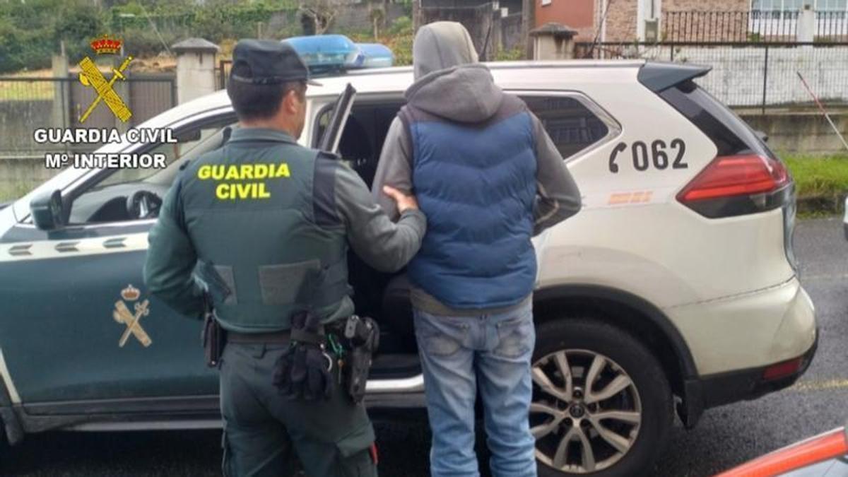 Un guardia civil con el detenido por robar bolsos en O Grove.