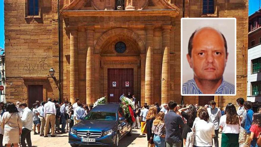 Asistentes al funeral por Pedro Pisa, frente a la iglesia de San Isidoro. EN el recuadro, Pedro Pisa.