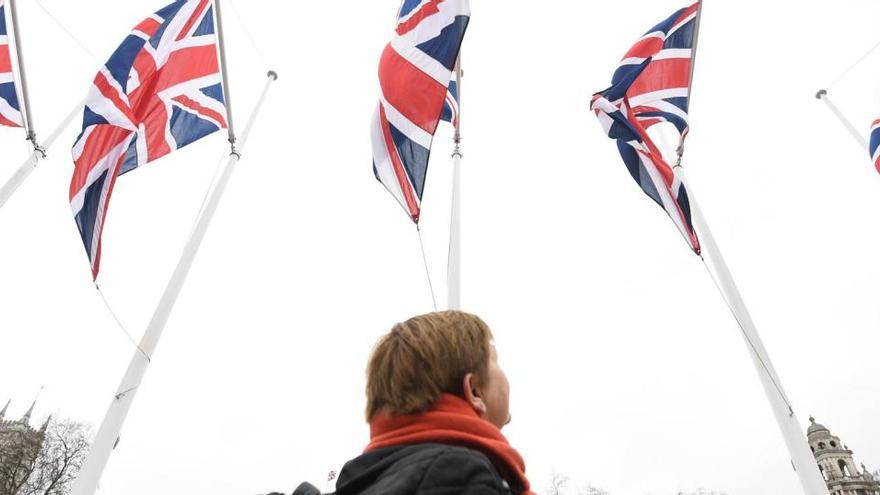 Banderas británicas en la plaza del Parlamento de Londres.