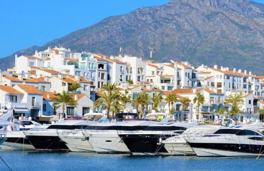 Embarcaciones atracadas en Puerto Banús, epicentro del turismo de lujo en el término municipal de Marbella.