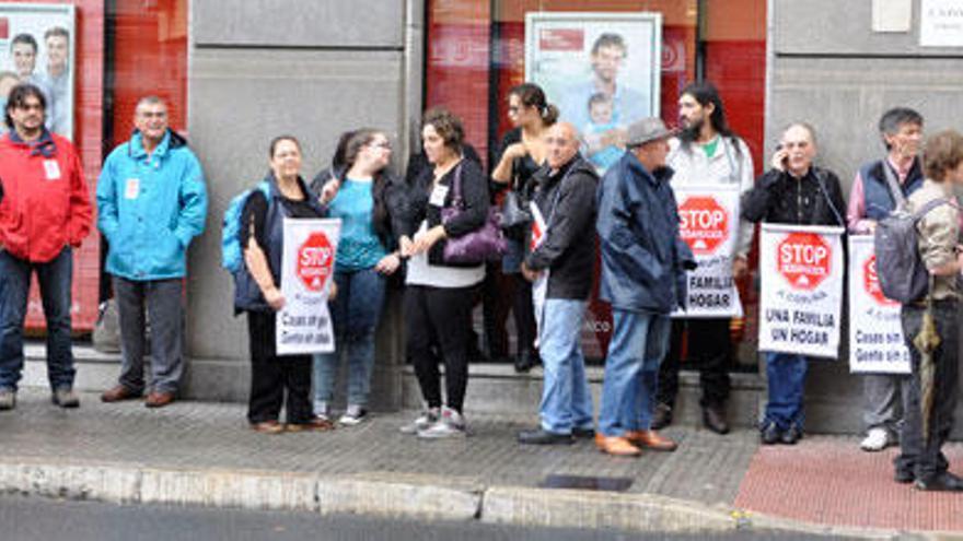 Concentración de Stop Desahucios para apoyar a Elisabeth.