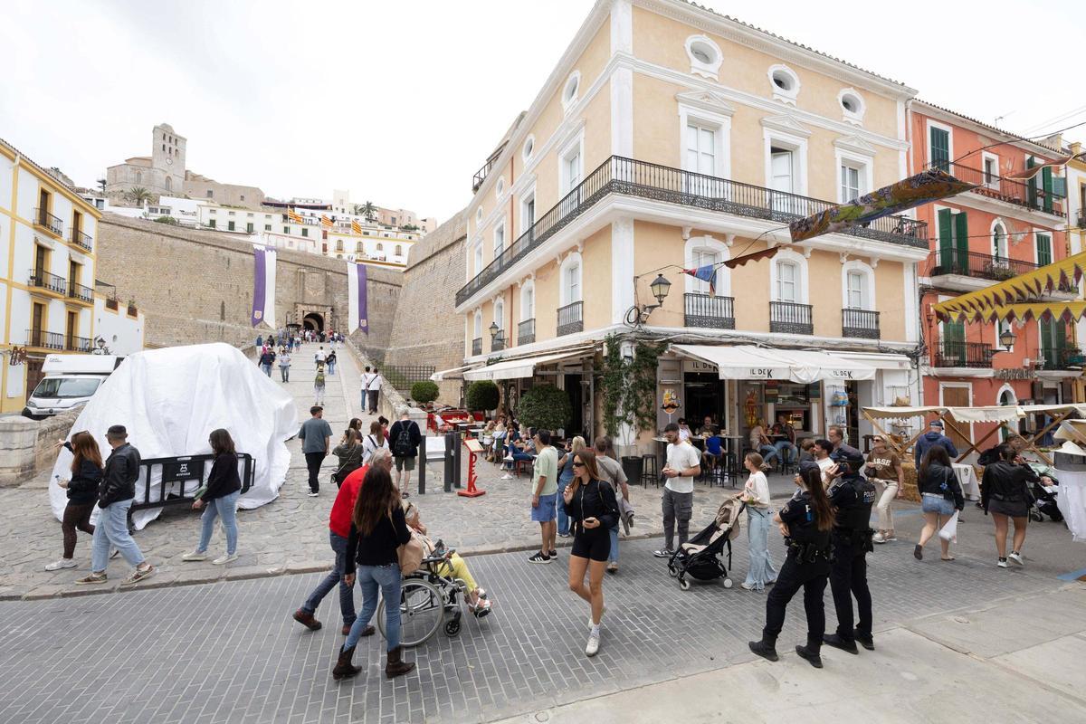 La lluvia ensombrece el primer día de la Feria Ibiza Medieval