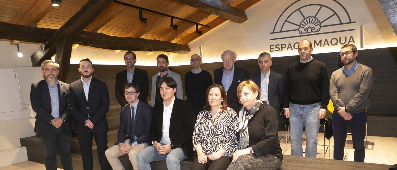 Por la izquierda, de pie, Víctor Martínez (Idesa), Yerai Fernández (Windar), Íñigo Felgueroso (Idonial), Ramón Laso (ArcelorMittal), Julio Ruiz (Aleastur), Luis Rodríguez Ovejero y Romualdo Castro (Satec), Luis Ramón Fernández Huerga y Manuel Campa. Abajo, Luis Pérez (Gonvarri), Borja Sánchez, Covadonga Carballo (Windar) y la Alcaldesa Mariví Monteserín.