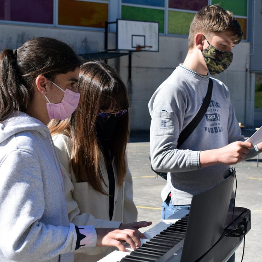 Los estudiantes incluso utilizaron un piano.