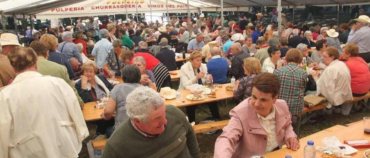 Los puestos de comida registraron gran ocupación de comensales. // I. Osorio