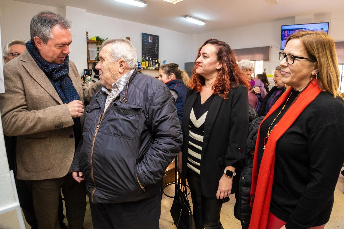 Espadas, en su visita a un centro de personas mayores.