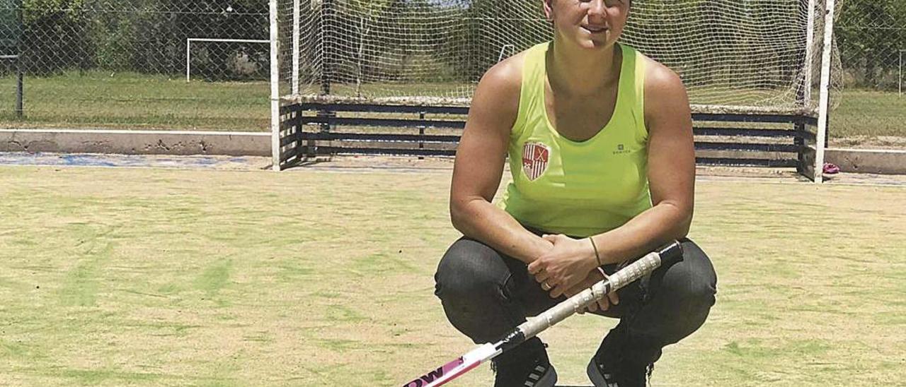 Fernanda Ruffini posa este pasado domingo con un stick en el campo San Rafael, en la localidad de Mendoza (Argentina).