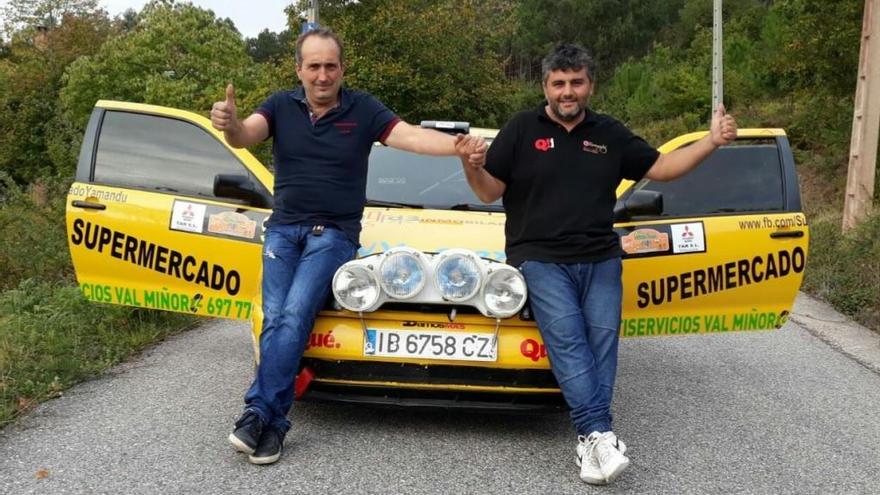 Álvaro Vila y Marcos Correa, junto al Seat Ibiza 2.0 con el que participarán en el Rallye Rías Altas este fin de semana. // FdV