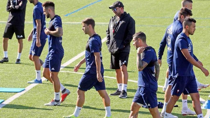 Antonio Mohamed, en el centro (gorra y gafas de sol), durante un entrenamiento del Celta en A Madroa. // Marta G. Brea