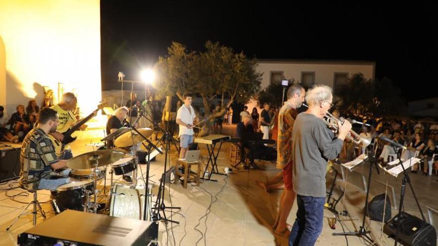 Andrés Coll toca con la banda de jazz de Formentera.