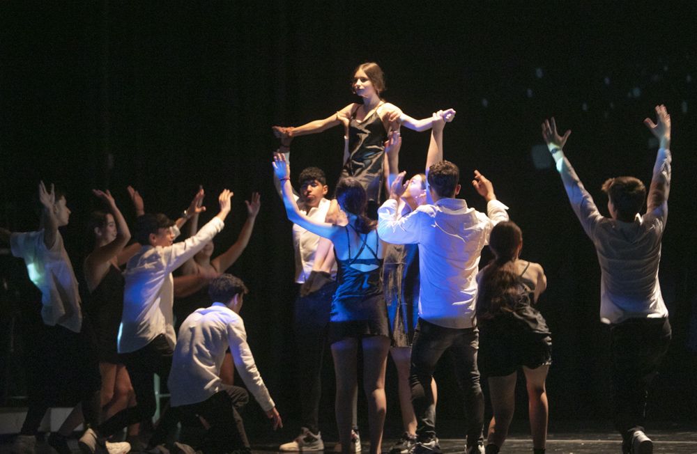 Los alumnos de 4º de la ESO del María Moliner se suben a las tablas en la casa de Cultura del Port de Sagunt