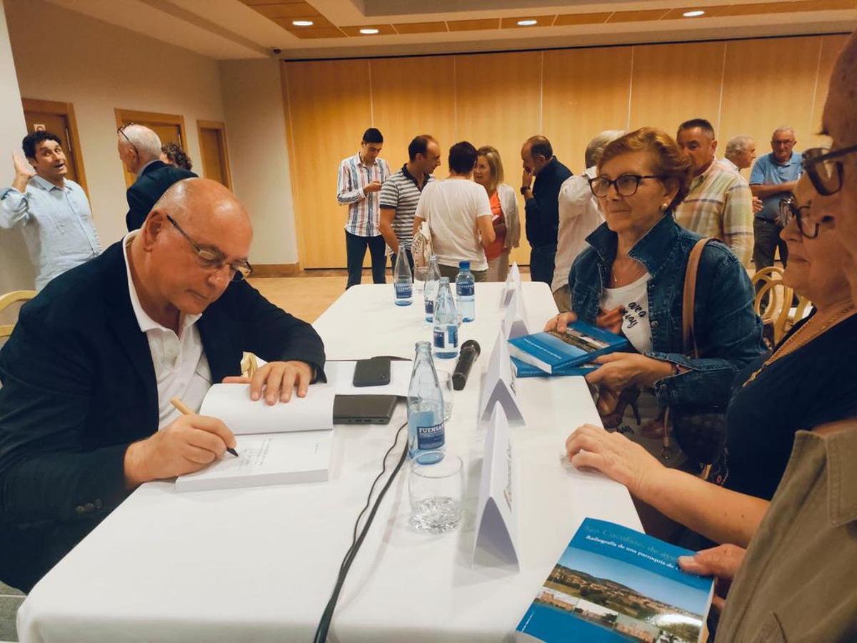 Chema Martíez firma ejemplares.