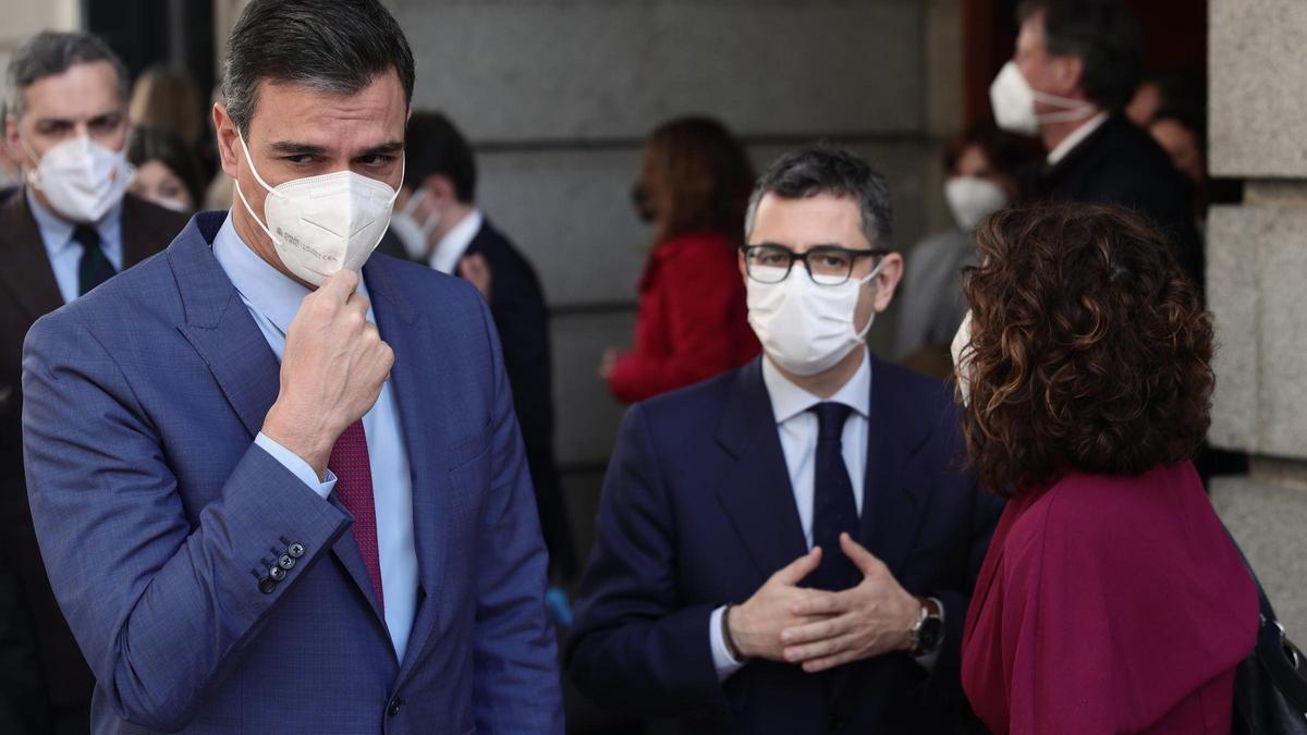 Pedro Sánchez, con Félix Bolaños y María Jesús Montero, en el Congreso.