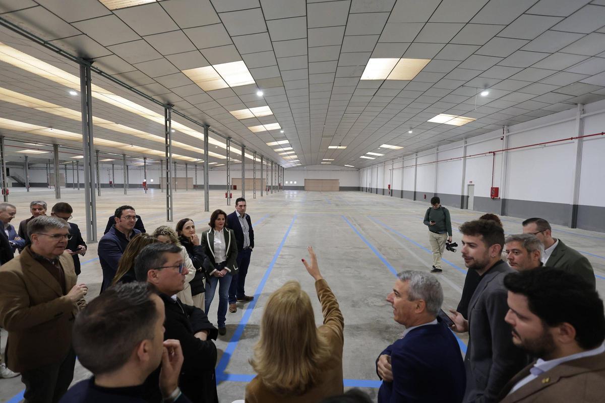 Las autoridades, y el decano de los ingenieros a la izquierda, en la visita a la nave en la que se construrán los módulos de las viviendas.