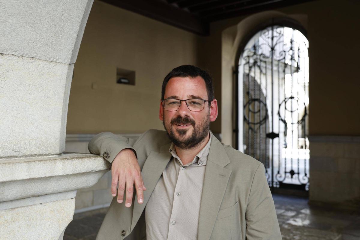 Lluc Salellas a l'entrada de l'edifici consistorial, aquest divendres.