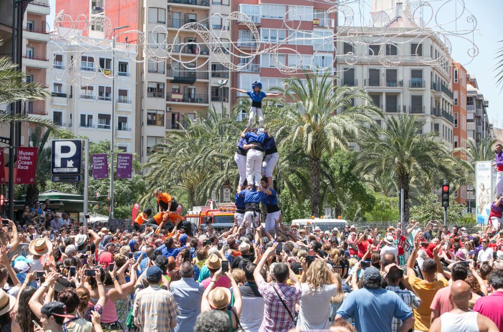 Las torres humanas construídas esta mañana en Alicante han logrado sorprender al público y crear un ambiente tradicional.